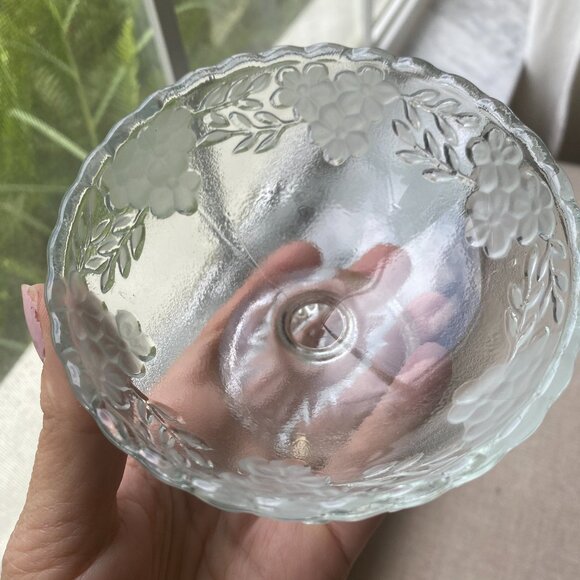 Raised Frosted Daisy Vine Footed Vintage Dessert Bowls Set of 4 - Picture 3 of 6